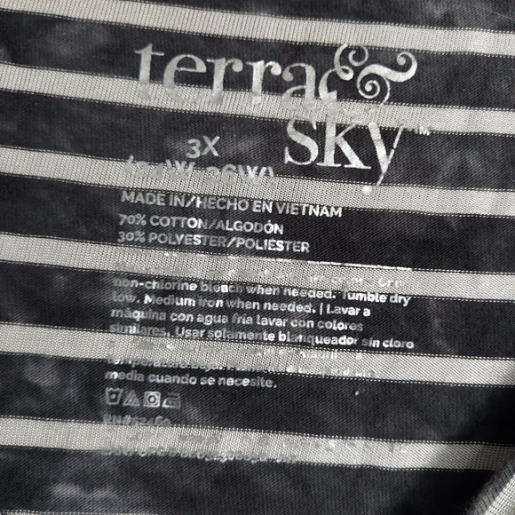 3/$30 NWOT. Terra & Sky. Plus Size 3X. Black and Gray. Distressed. - Picture 2 of 3